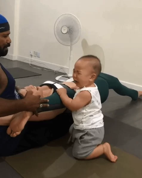 彥彥以為媽媽被瑜伽導師虐待,哭得很淒涼。