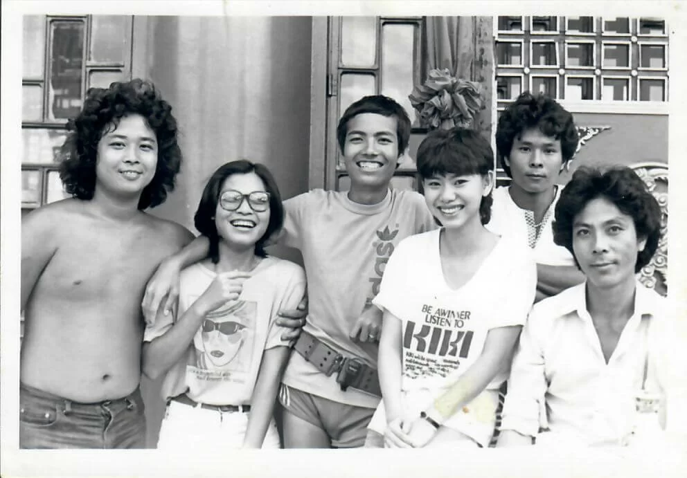 臨時演員收入不穩定,田雞為了賺錢養家,從幕前到幕後樣樣都肯試。