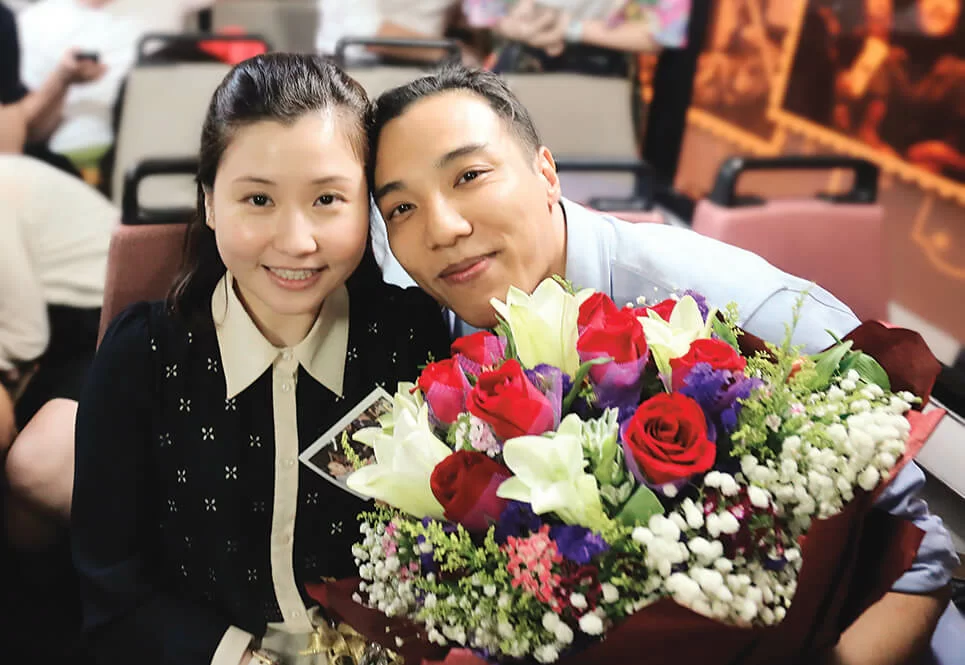 鄭世豪和Christy當年在巴士上邂逅，他於是精心策劃，在巴士上向女朋友求婚。