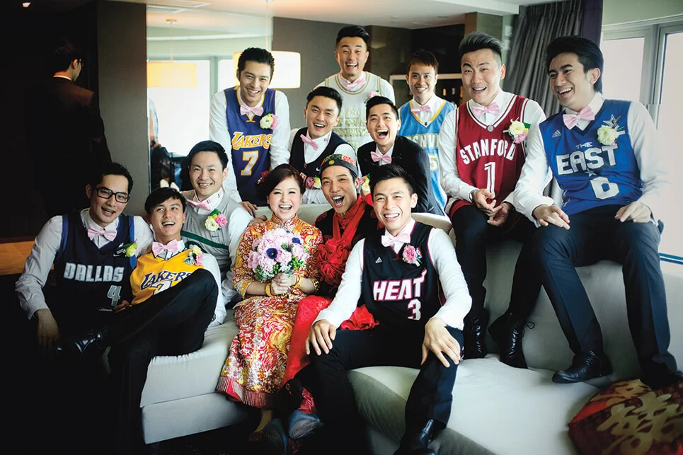 二○一三年十二月，鄭世豪迎娶Christy，一對新人早上先穿傳統中式禮服亮相，在巴士前拍照留念；一班好兄弟，包括鄭俊弘、楊明等做戥穿石，陪他接新娘。