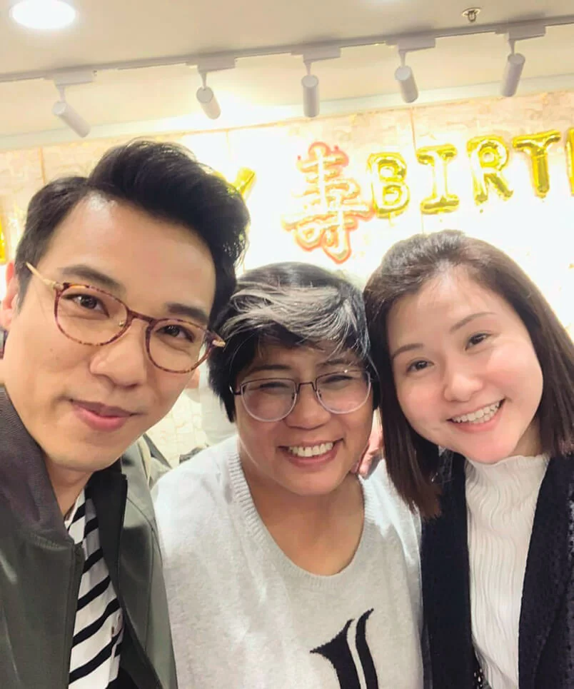 鄭世豪稱呼黑妹姐做「家姊」，黑妹姐視他們夫婦作弟妹。○九年有人託黑妹姐找鄭世豪唱歌，世豪開始跟着黑妹姐到處登台演唱，令他大開眼界。