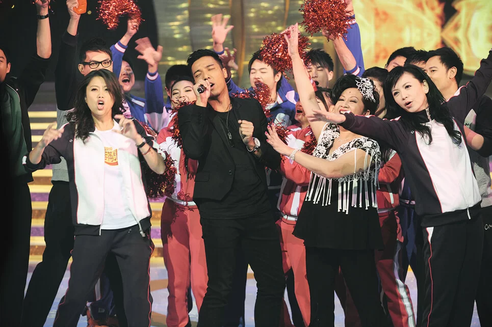 他在無綫唯一有機會唱歌的時間，就是在《歡樂滿東華》的《卡拉之星》表演；他年年落力籌款，年年都有得唱《卡拉之星》。