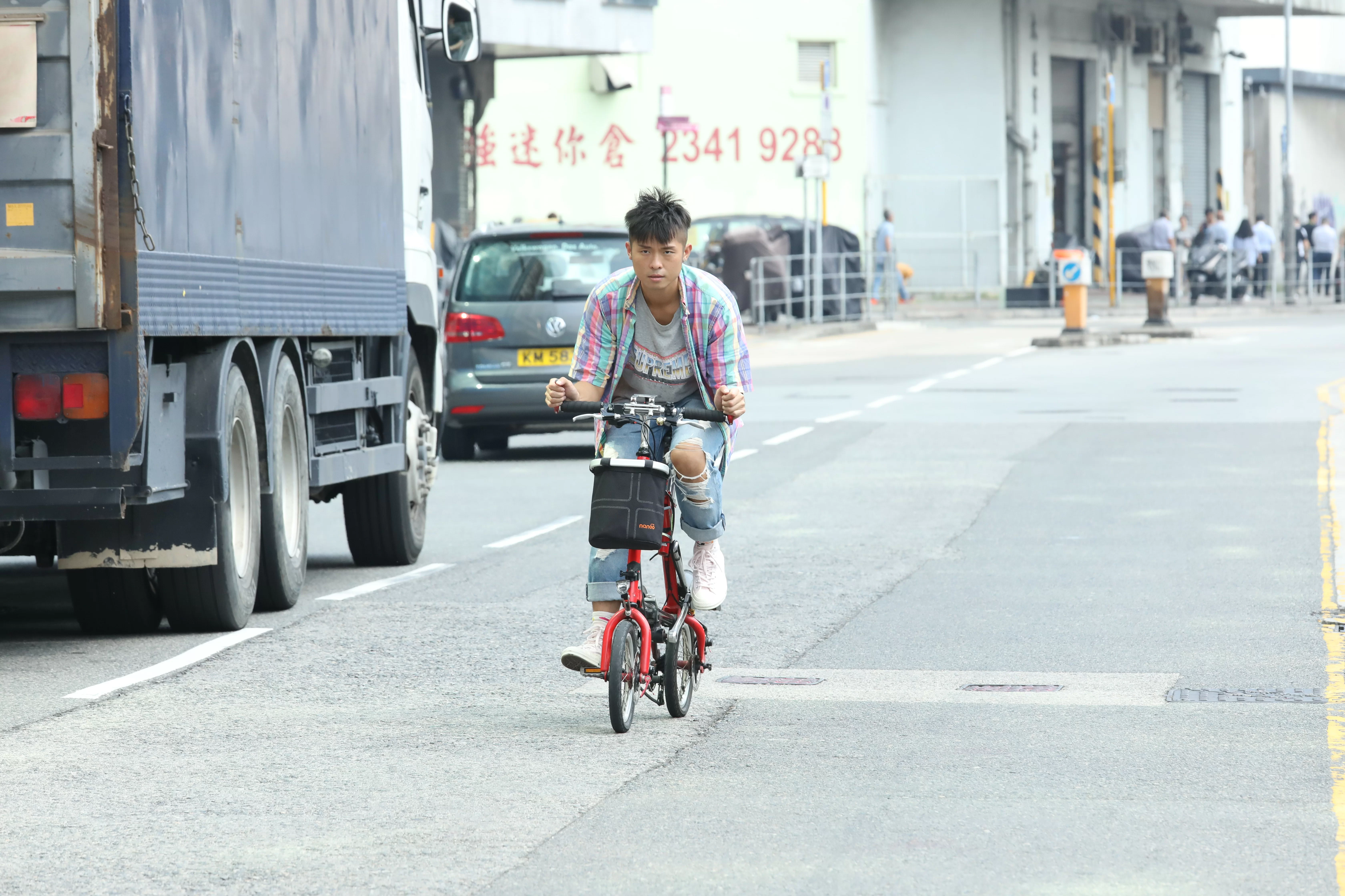 他經常以單車代步,甚至由慈雲山屋企踩去電視城開工。