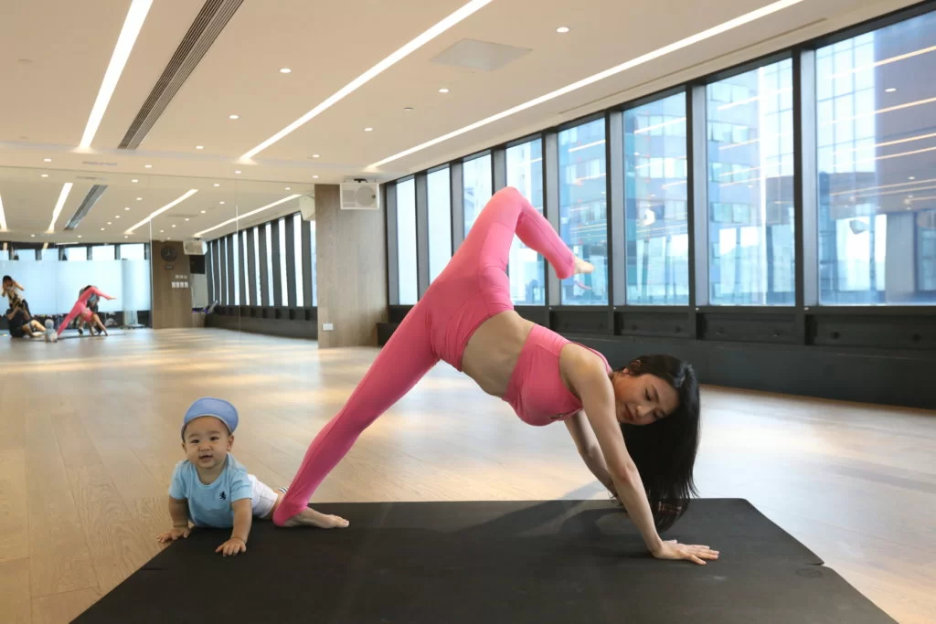 媽媽做任何高難度動作,彥彥已見怪不怪,依然可以四處活動。