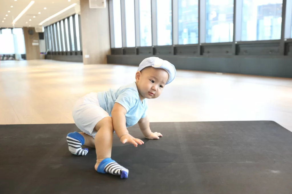 剛滿一歲的彥彥,模仿媽媽做瑜伽,十分搞笑。