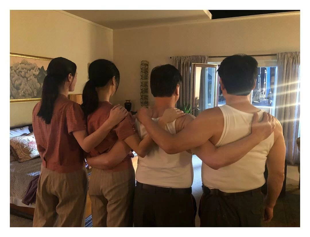 韓孝珠跟當地的工作人員和對手似乎相處得非常融洽,不時攬頭攬頸。