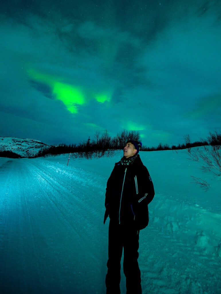 在新一輯節目中，袁學謙深入北極三百公里，零下三十度的摩爾曼斯克看極光。 
