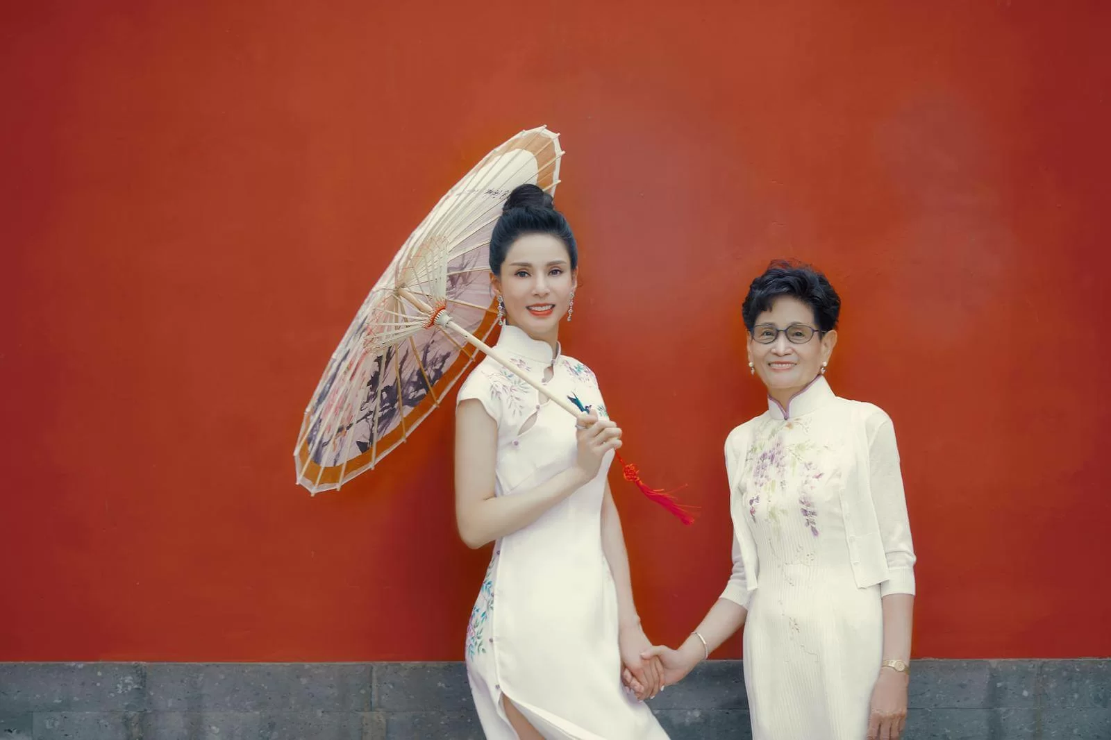 李媽媽不享受做星媽，早前兩母女一起上綜藝節目，媽媽一直想穿旗袍，趁這次機會成真。「她在外面不認自己是李若彤阿媽㗎！以前拍戲都不跟我去片場，她很放心，知我定力夠，反而擔心我說話太直得罪人。」