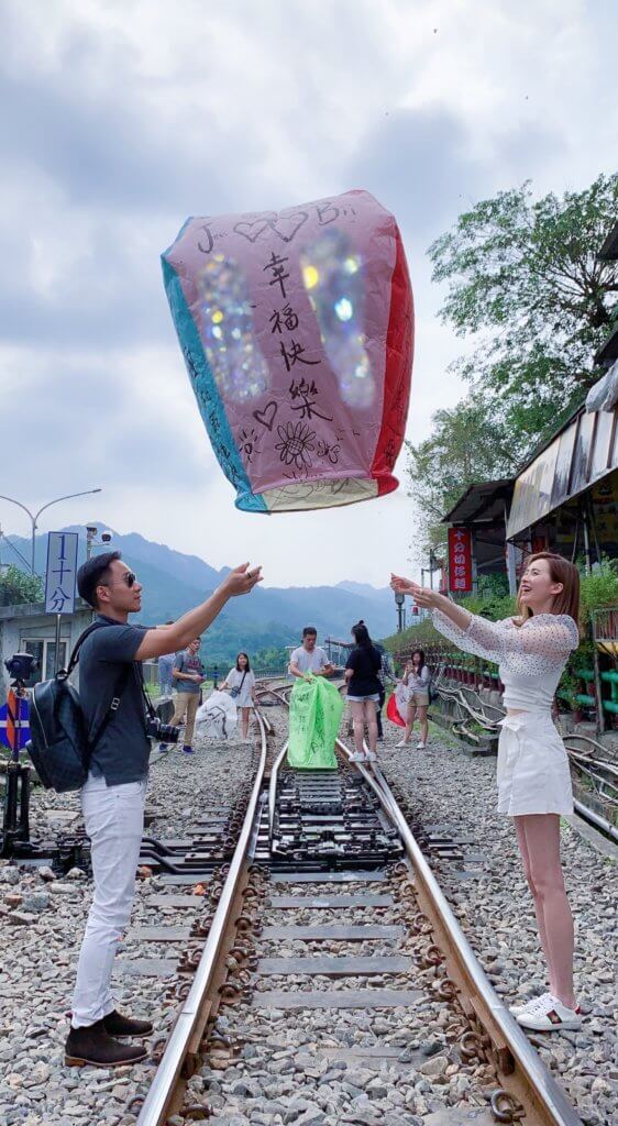 沈卓盈與老公在台北放天燈，希望幸福快樂。