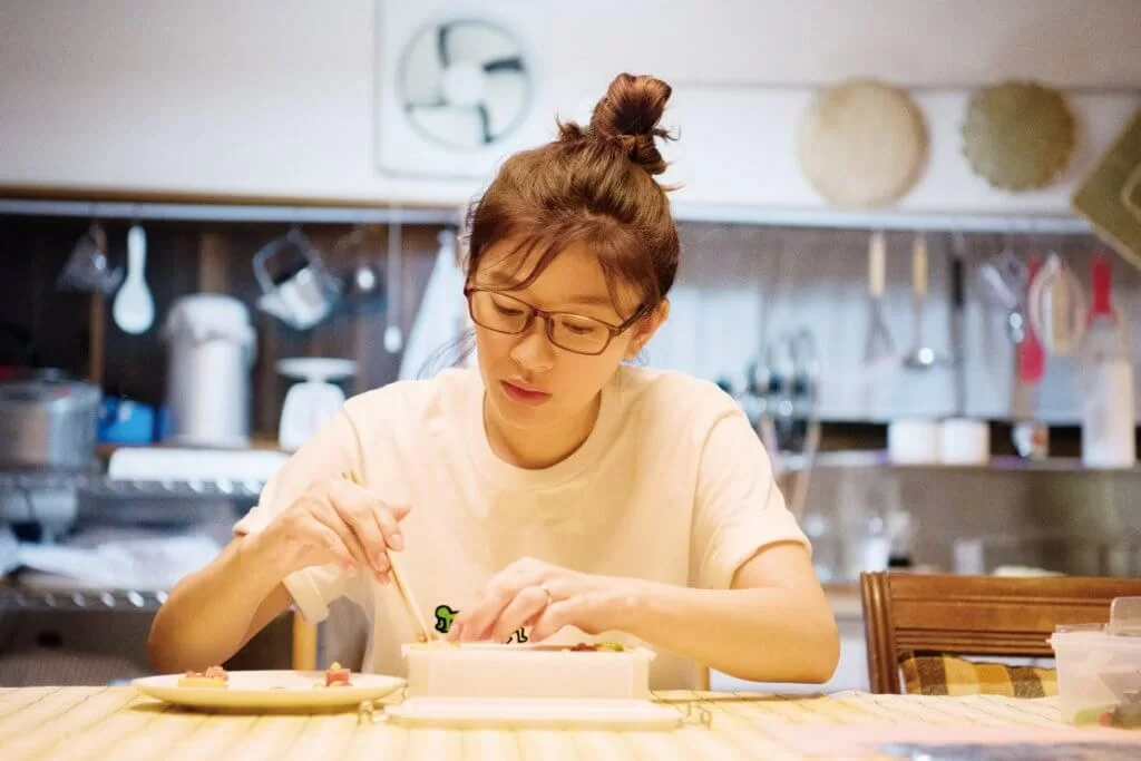 篠原源子飾演的母親，每朝用心為二女做惡搞便當。