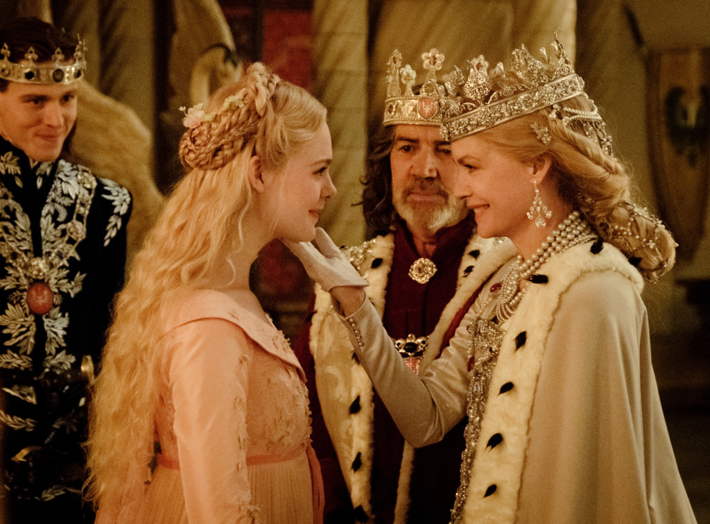 艾麗芬寧飾演的愛洛公主，並不知道準家姑米雪菲花是惡毒女王。