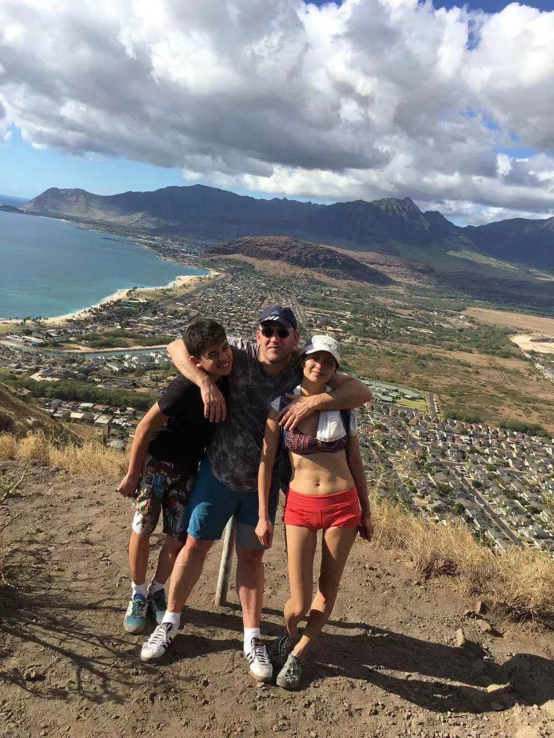 李綺虹產後定居加拿大溫哥華,幕前演出明顯減少,她亦喜愛運動,曾參加鐵人三項比賽。