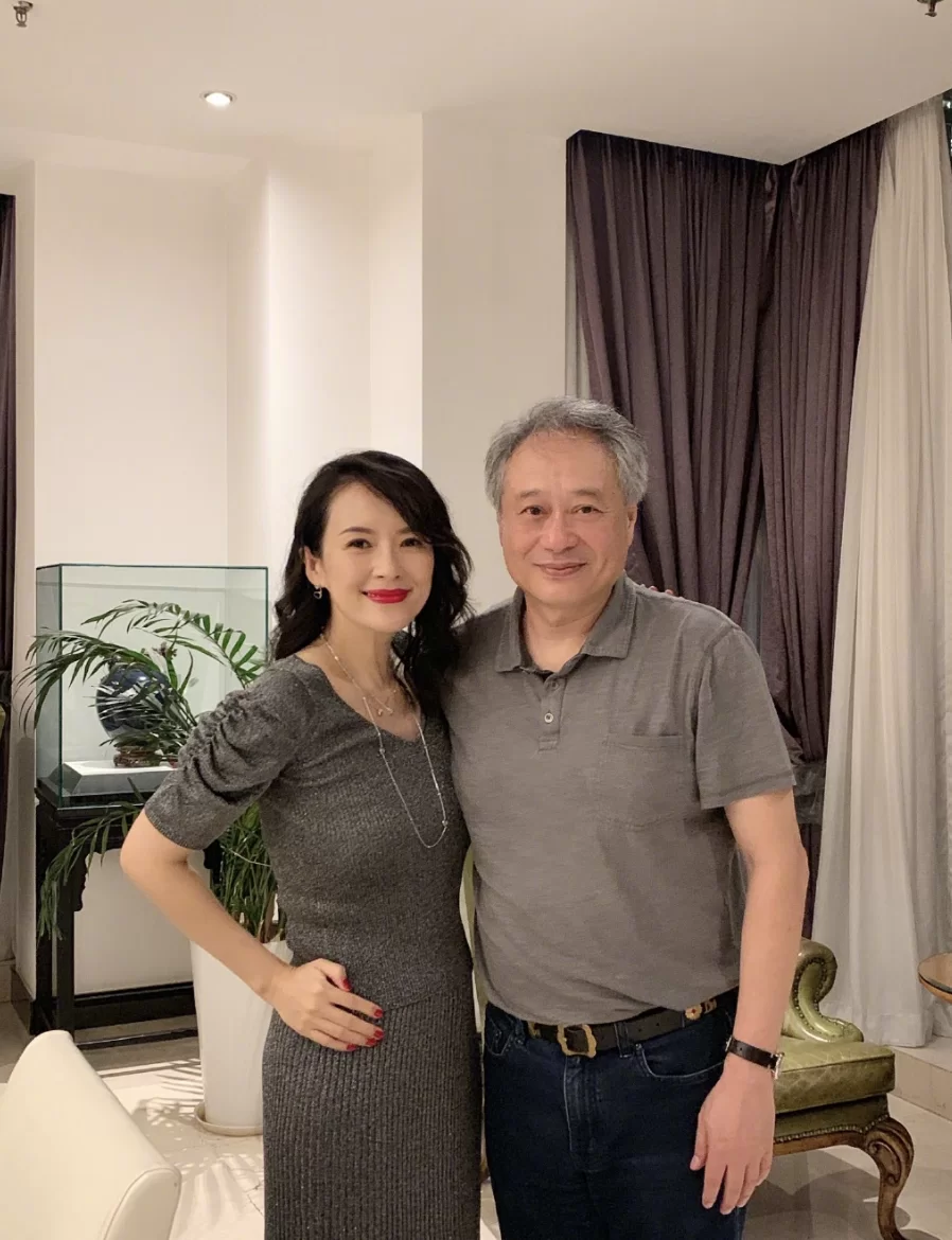 今個月11日貼出與李安的合照，當時孕肚並不明顯