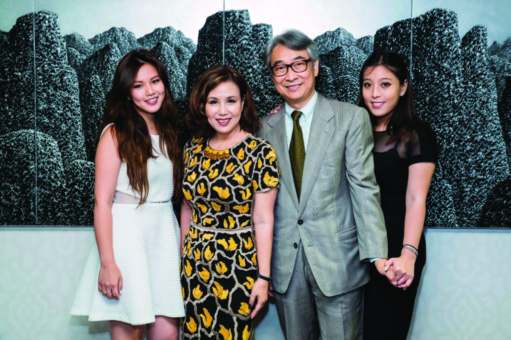 文雪兒丈夫從事建築，視她兩個女兒如己出，一家四口相處融洽。