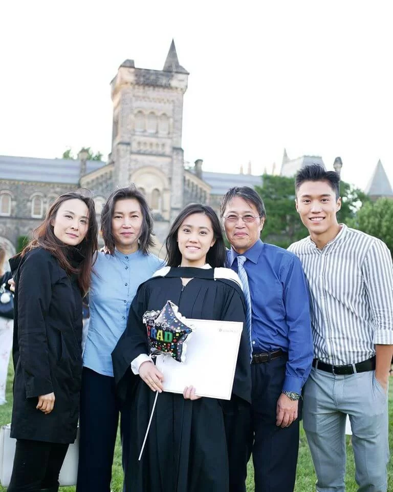 家人都在加拿大生活，初入行時，家人經常利誘他回去。