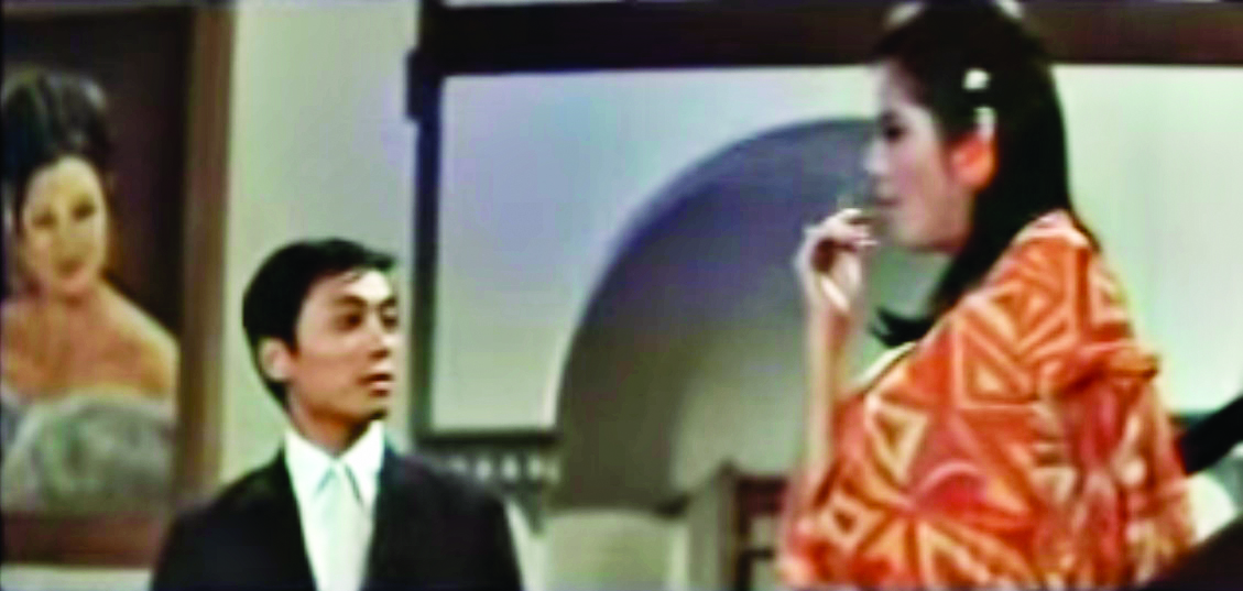 手持長煙嘴的女郎婀娜地從大宅的長樓梯走下來,色迷迷地對曾江打量一番。