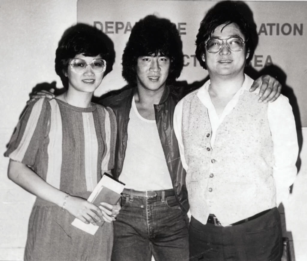 吳思遠發掘了李元霸，兩人簽了五年合約，卻只合作了一部電影便分道揚鑣。圖為李元霸與吳思遠夫婦。