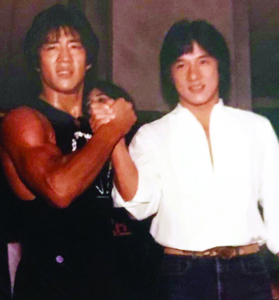 因為成龍簽約了嘉禾，吳思遠到了美國揀蟀，朋友介紹下，兩人在酒店見面，李元霸一腳踢上天花板，功夫了得，吳思遠知道找到寶了，立即簽他。