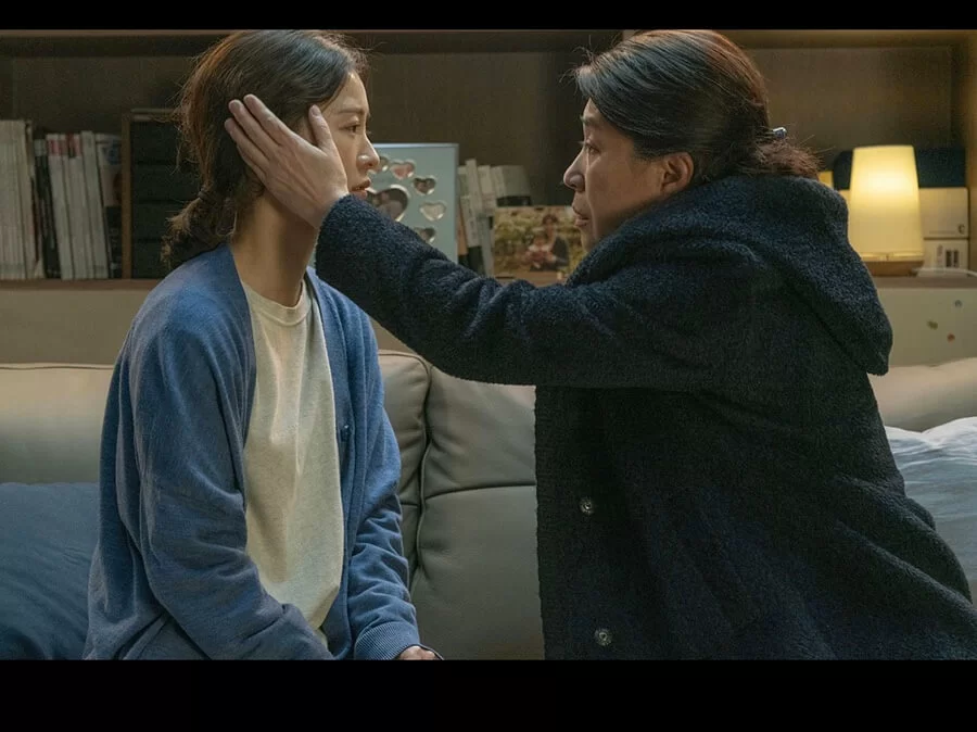 金智英與媽媽的互動，是戲中的一大淚點。