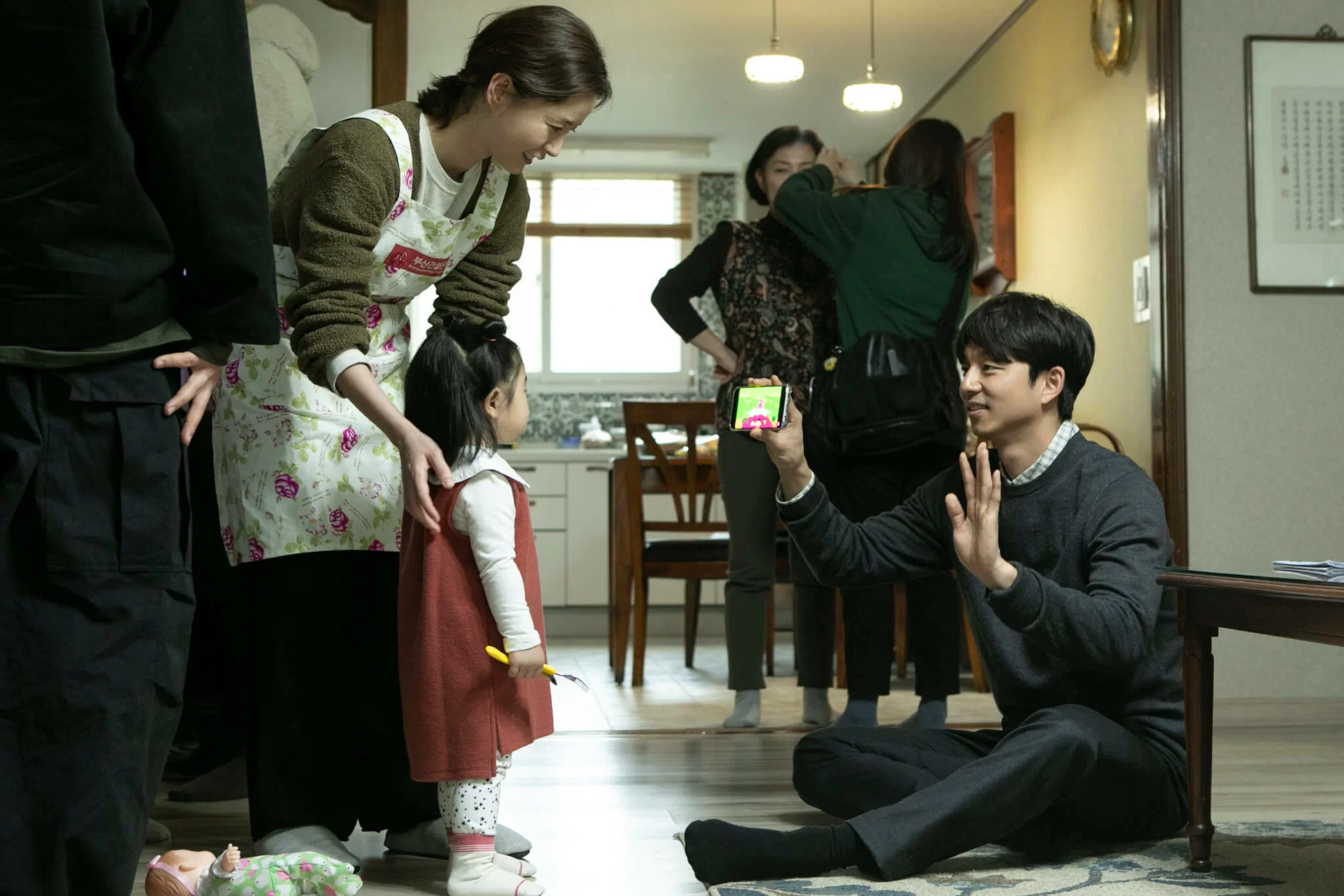 戲中孔劉和鄭裕美育有一女，他們在片場上都對三歲小演員柳雅榮流露父愛母愛。