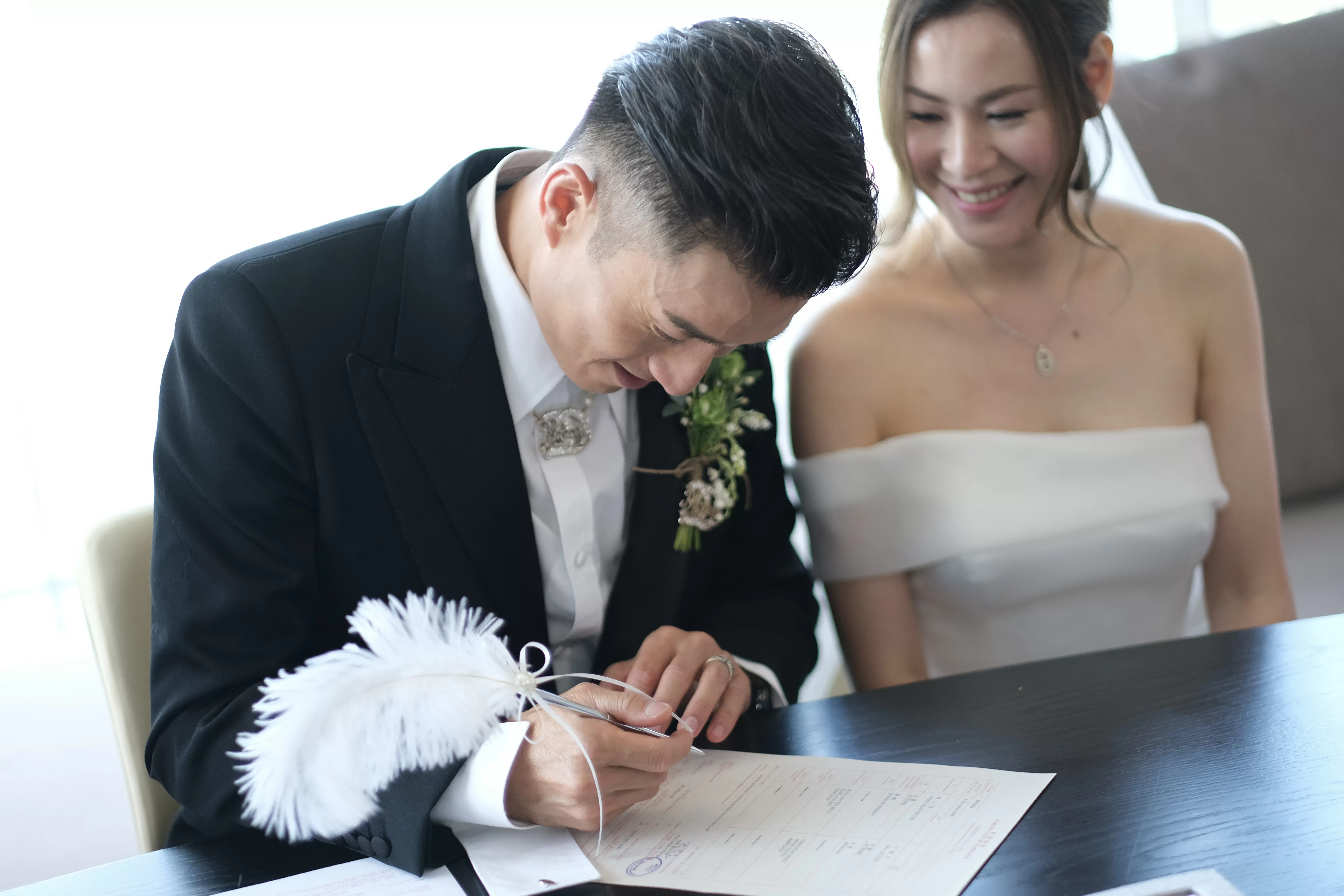 二人露出幸福笑容