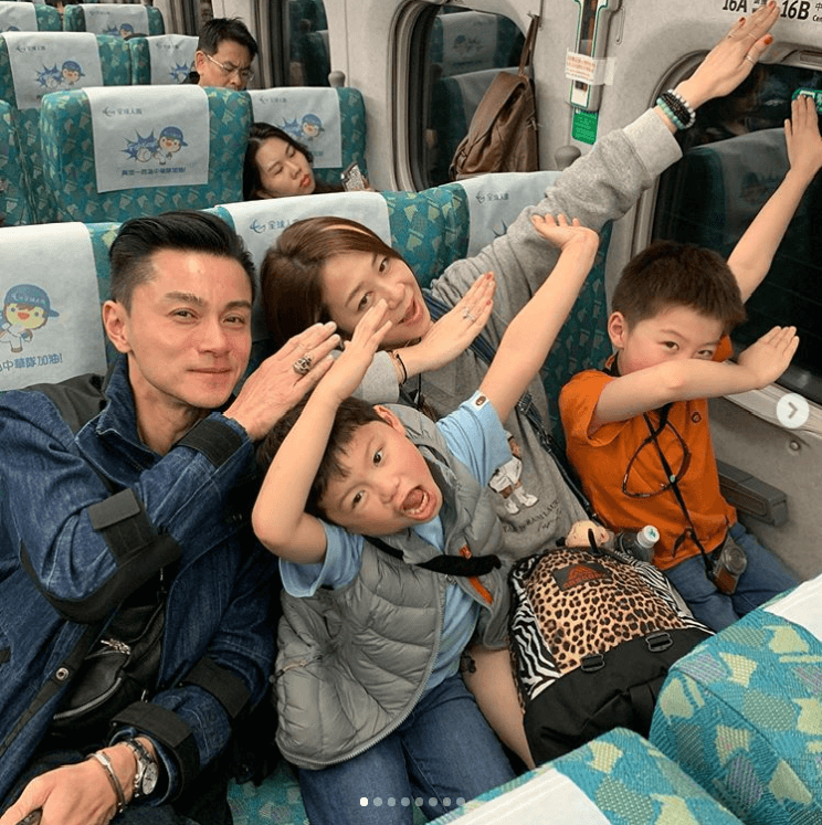 一家人坐台灣高鐵四圍飲飲食食，仔仔話要一齊跳勝利之舞來慶祝。