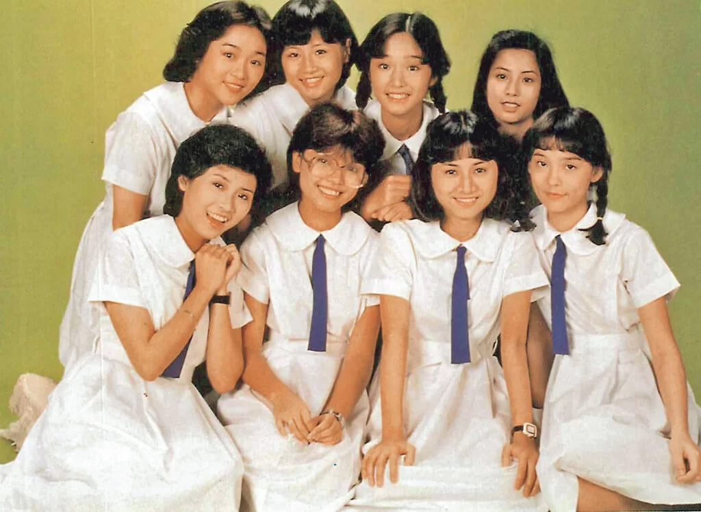 譚玉瑛（後排）與翁靜晶、露雲娜、陳復生、周秀蘭等演出青春劇《荳芽夢》