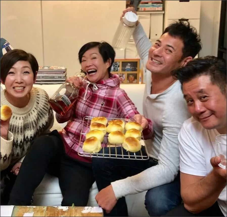 譚玉瑛現在最常約吃飯飲酒的朋友,是《閃電傳真機》舊拍檔黎芷珊、黃智賢、麥長青。