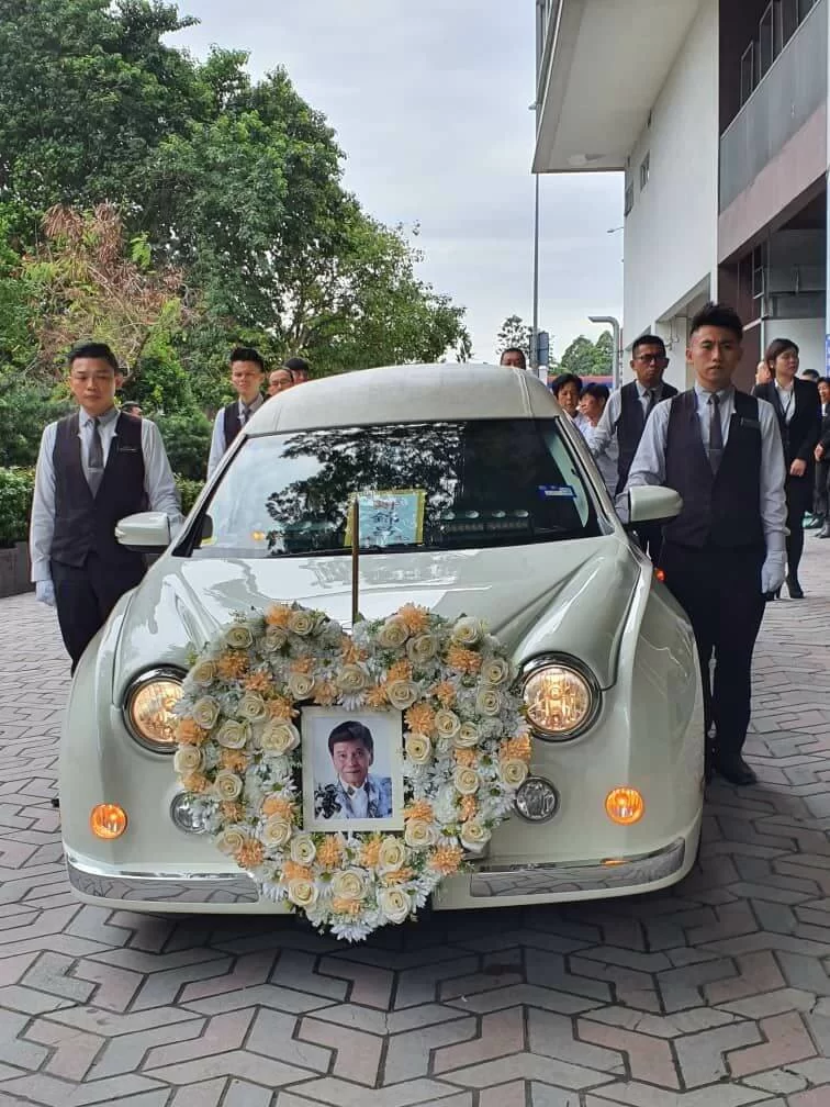 靈柩由一輛古董車送往富貴山莊風景墓園安葬，不少親友到來送別他最後一程。 