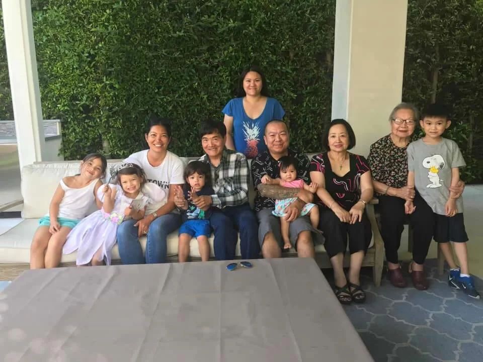 Danny與母親、女兒及孫兒，四代同堂於美國生活。