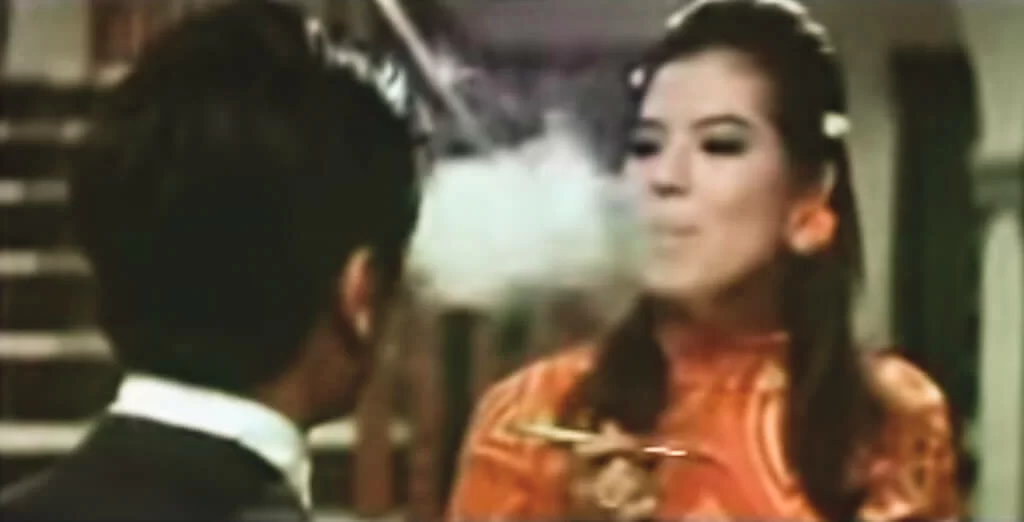 伊娃（金露飾）這位被大亨養作金絲雀的女明星，除了善於經營如何被看，也學會用男人看她的目光來看男人。初見占美便色授魂予，那一團不是煙霧，是「慾火」。