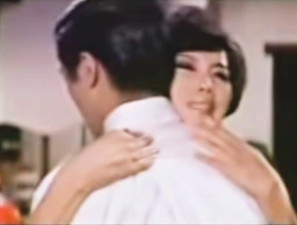 莎莎（夏萍飾）看見的占美是占美的父親尊尼，她的目光，就像酒精，讓她與清醒保持距離，叫「沉醉」。