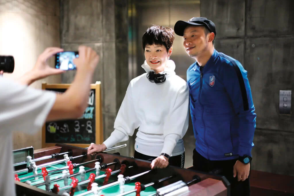 一位三十多歲男士一見譚玉瑛姐姐，立即上前要求合照，他說是《閃電傳真機》時代的小朋友。