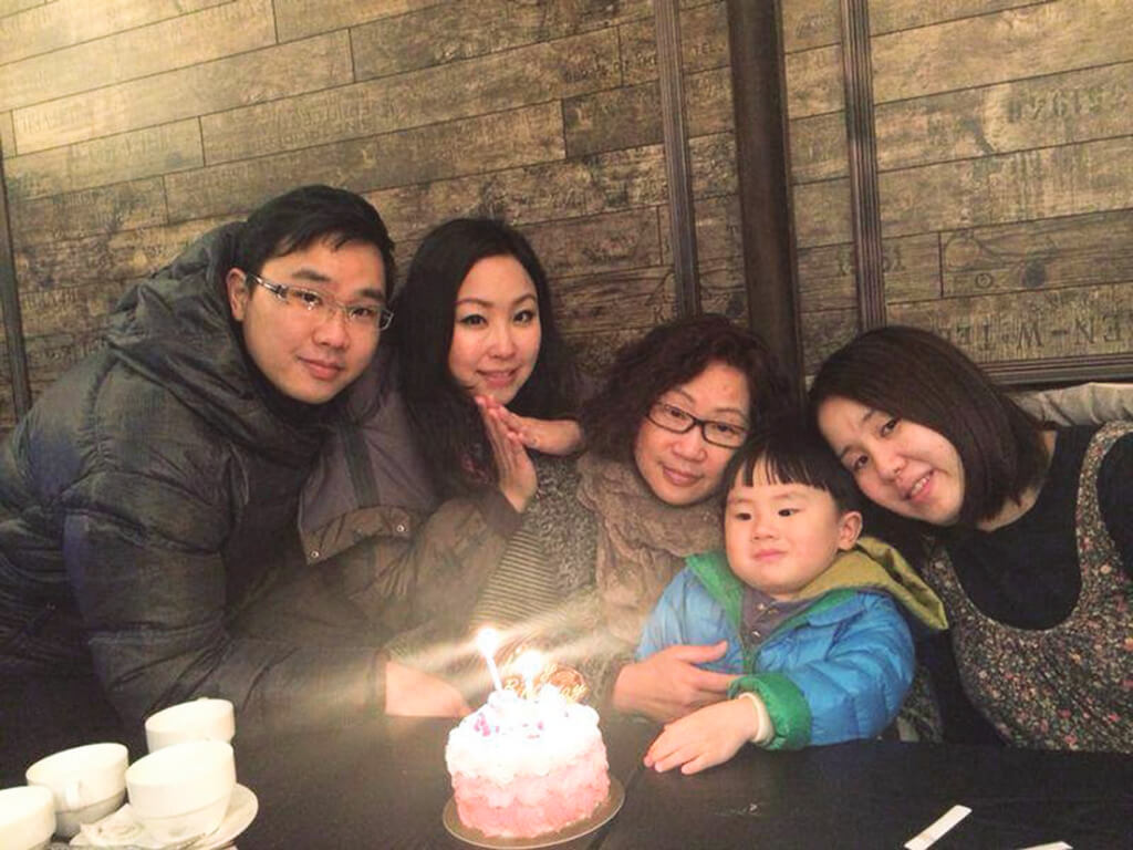 蝦頭與媽媽和弟弟一家聚首,楊媽媽現在與蝦頭同住。