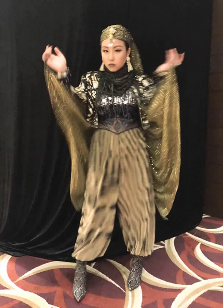 楊詩敏不止能演,也能歌善舞,更是扮嘢高手。