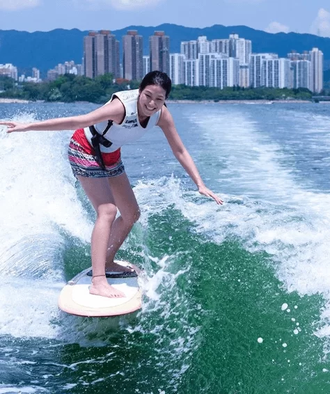 她曾經做過游水教練，滑水難不到她！