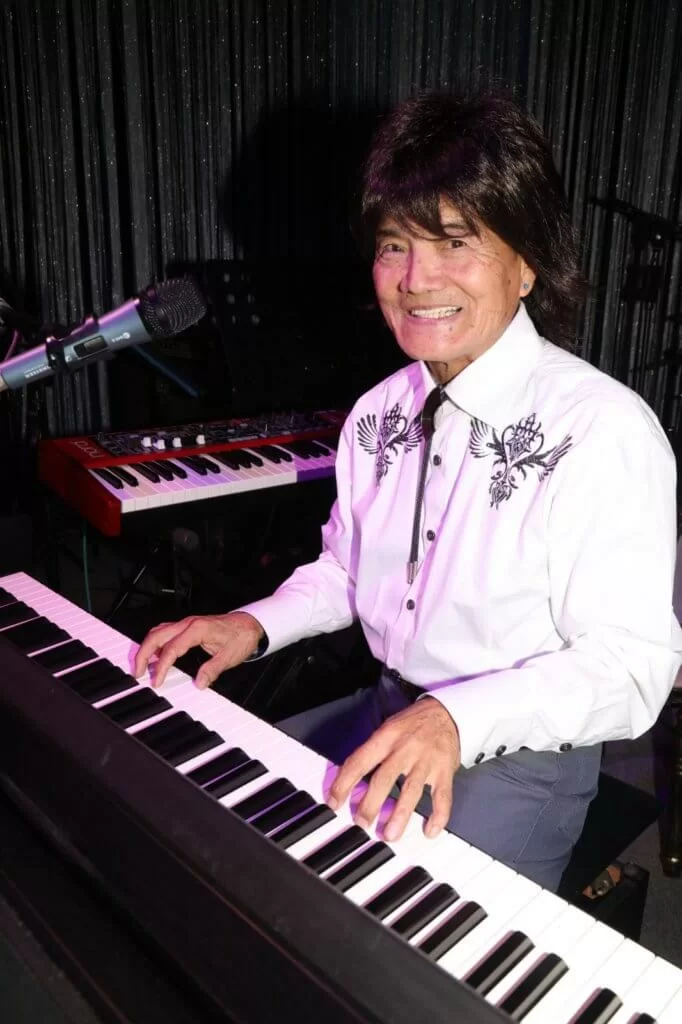 Danny七五移民美國，多年來在當地四出表演，從沒放棄過他最喜歡的音樂。