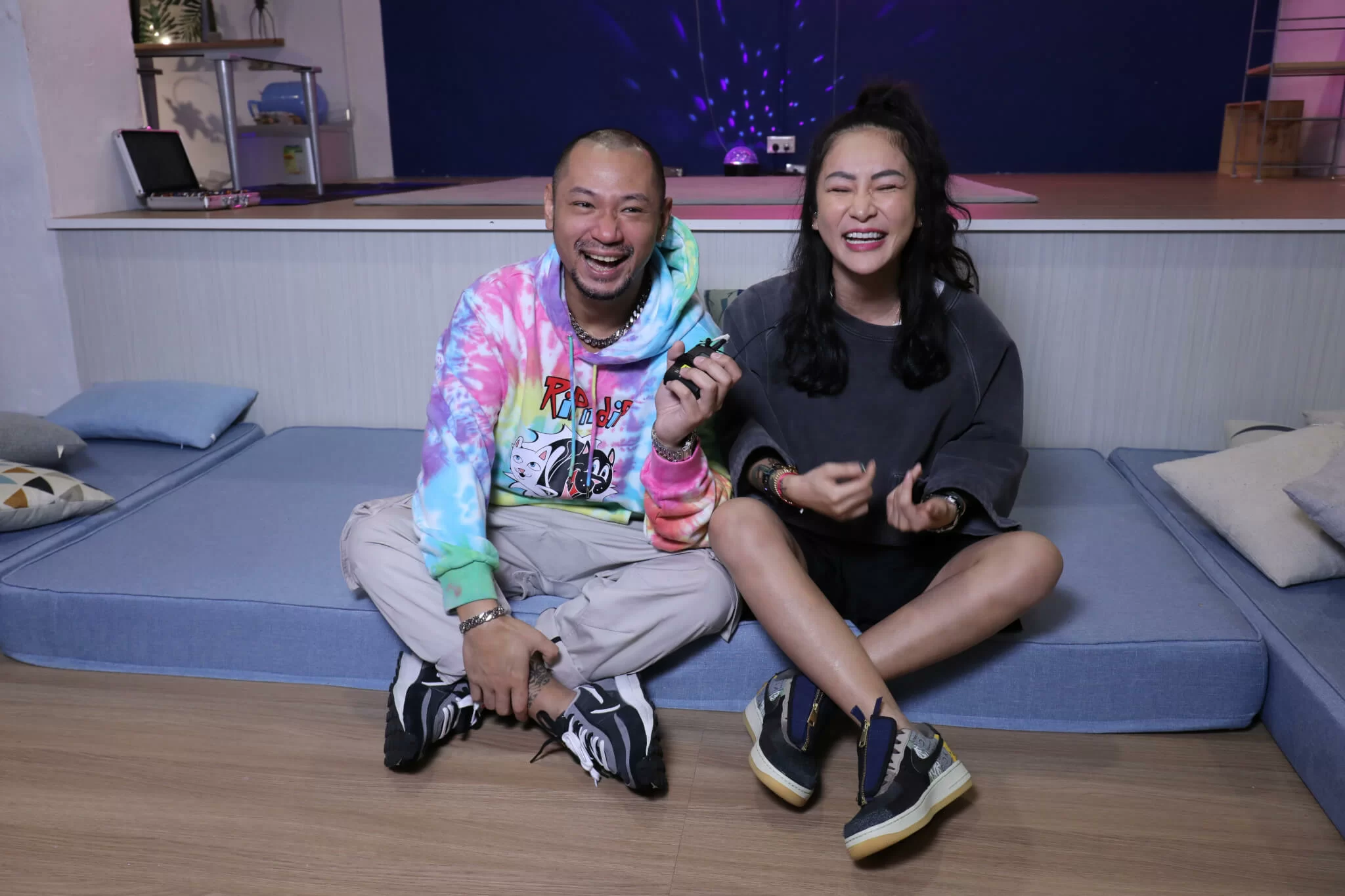 女友接受訪問時，大爆數度拒絕金剛追求。