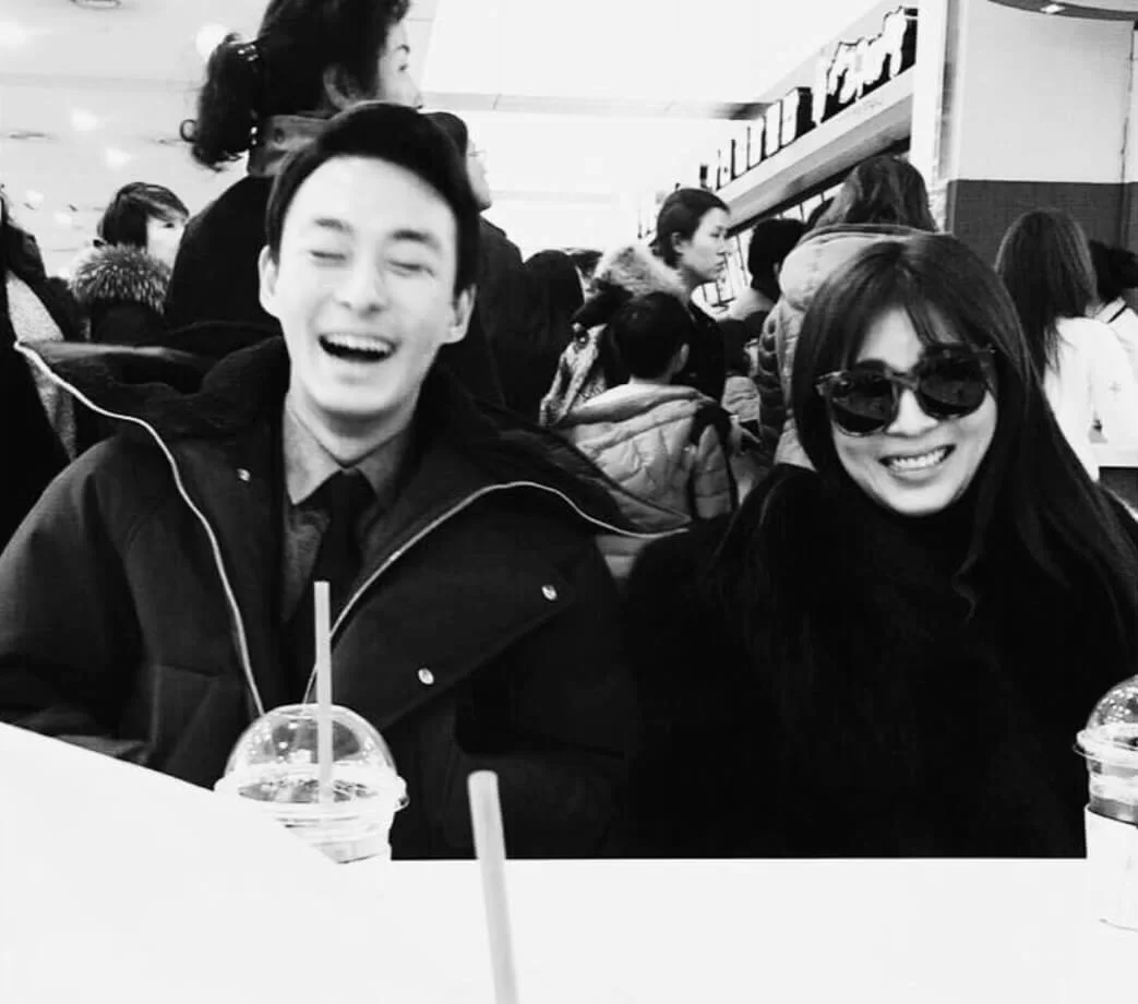 田太逐去年過身後，河智苑上傳了一張黑白合照悼念弟弟。