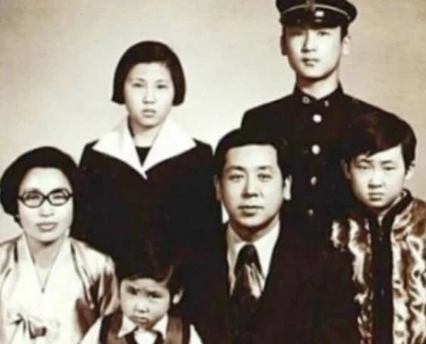 家中排最尾的申東燁（下排左二），大讚大哥（右上）靚仔又幽默。