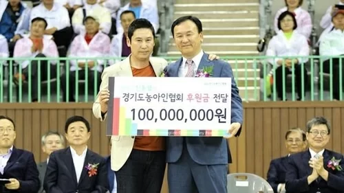 申東燁（左）為了哥哥（右）付出不少，會定期為聾啞人士捐出巨款。