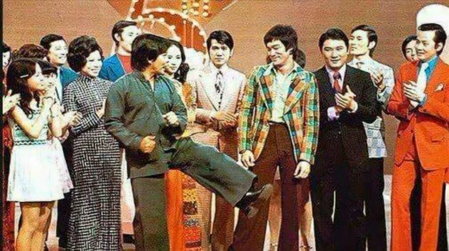 鄭錦昌當年跟李小龍表演，最難忘對方的旋風腿，在其面前掃過。