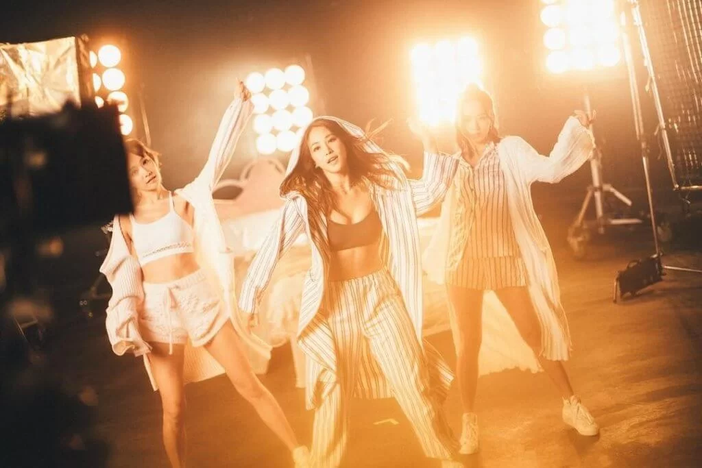 明年初，她會舉行小型音樂會，跟粉絲近距離見面，早前她就拍了《睡衣派對》MV。