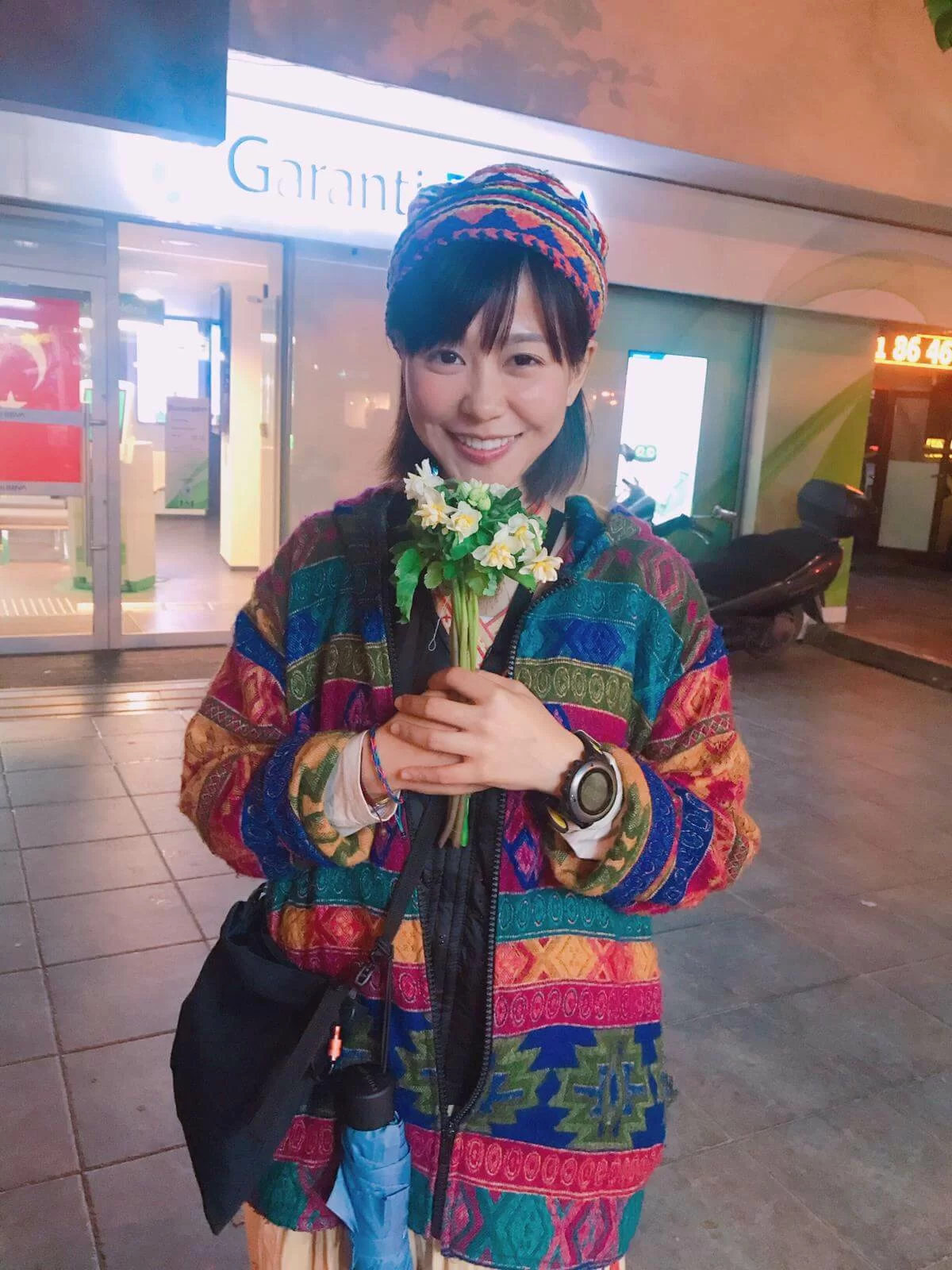 來自中美洲的「P先生」在雪糕店送一束花，慧敏哥笑言很久沒有這種感覺。