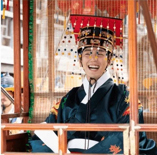 顏值高的金旻奎,就算開心一笑,也令觀眾動心。