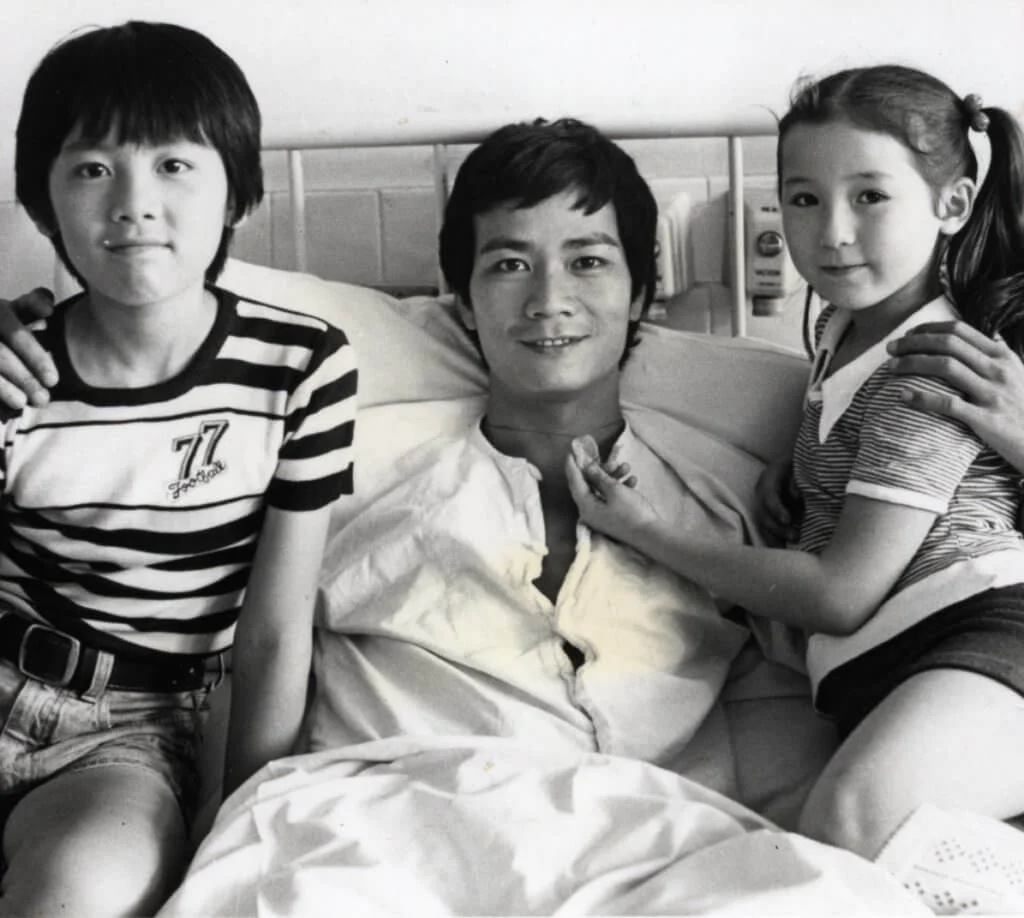 潘志文在港台劇《小時候》演王書麒、路家敏兩位童星的叔叔，至今很多香港人仍記得。