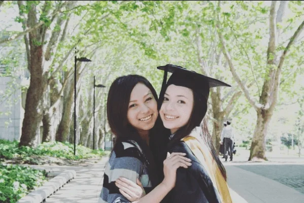 姊姊抗病期間,AGA的事業出現轉機,一六年AGA推出首張大碟《Ginadoll》,是以離世的二姊Instagram帳號來命名。