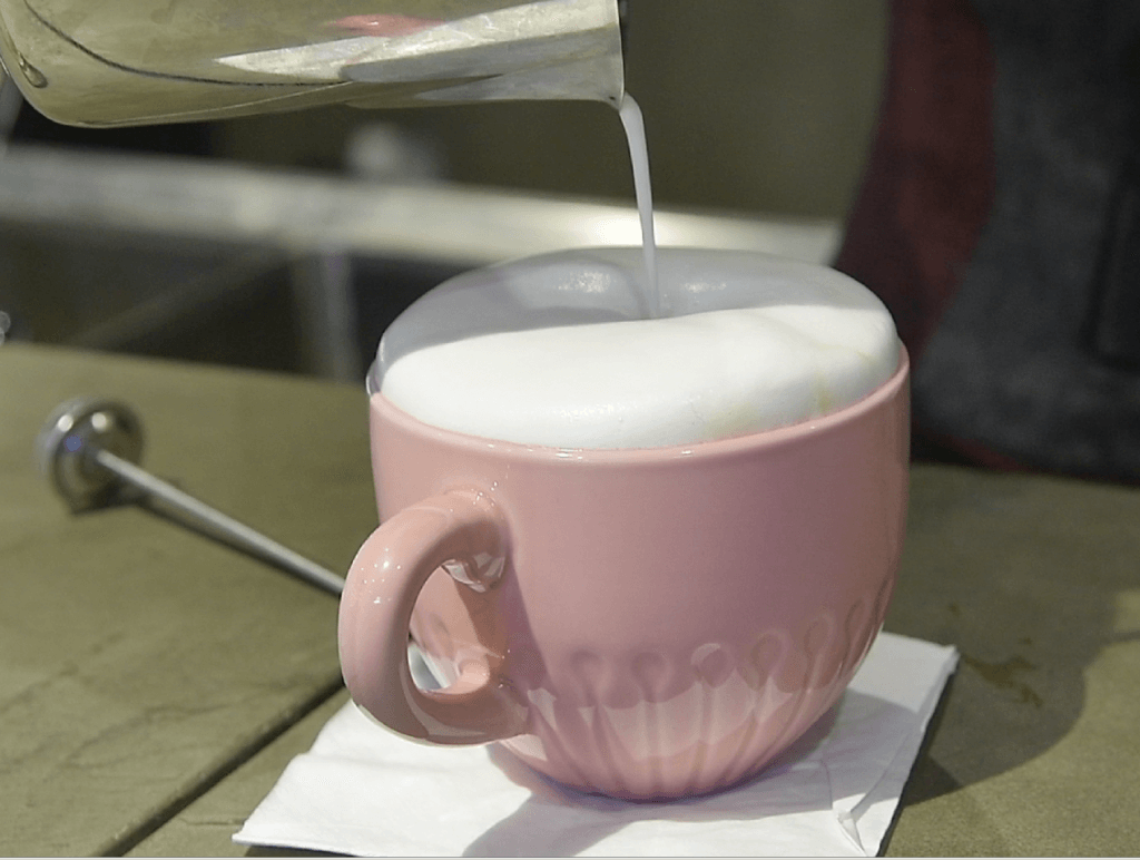 奶泡要在咖啡杯上高出1.5厘米，這步驟寓意步步高陞。