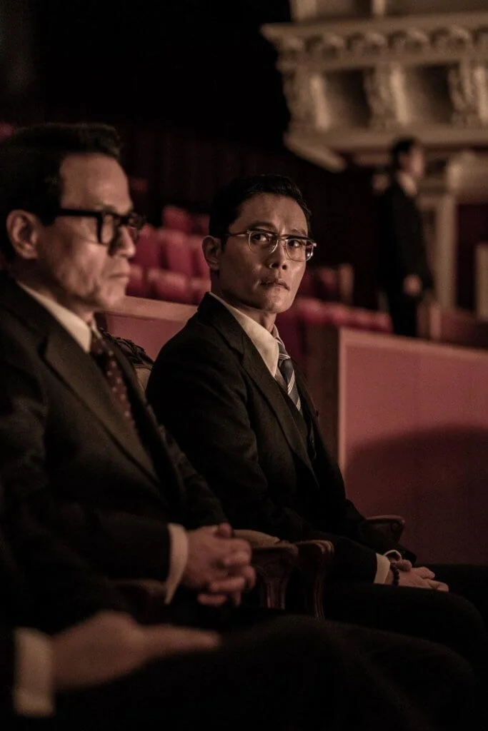 李炳憲在《南山的部長們》中飾演的情報部長個性沉著冷靜