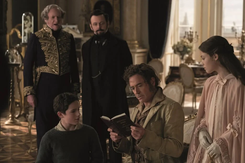 羅拔飾演的D老篤本來受喪妻困擾，因收到女王重病消息而出山。